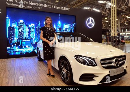 Arbeiter, die am 24. Januar 2017 im Mercedes-Benz Werk im Bezirk Wanaherang, Bogor, West-Java, eine Limousine montieren. Mercedes-Benz Indonesia startete in Indonesien die Erstmontage der E-Klasse mit zwei Varianten des E 250 und E 300 Avantgarde AMG mit Hochtechnologie, um den Umsatz in Asien, insbesondere in Indonesien, zu steigern. Dasril Roszandi (Foto: Dasril Roszandi/NurPhoto) *** Bitte nutzen Sie die Gutschrift aus dem Kreditfeld *** Stockfoto