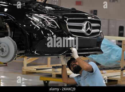 Arbeiter, die am 24. Januar 2017 im Mercedes-Benz Werk im Bezirk Wanaherang, Bogor, West-Java, eine Limousine montieren. Mercedes-Benz Indonesia startete in Indonesien die Erstmontage der E-Klasse mit zwei Varianten des E 250 und E 300 Avantgarde AMG mit Hochtechnologie, um den Umsatz in Asien, insbesondere in Indonesien, zu steigern. Dasril Roszandi (Foto: Dasril Roszandi/NurPhoto) *** Bitte nutzen Sie die Gutschrift aus dem Kreditfeld *** Stockfoto