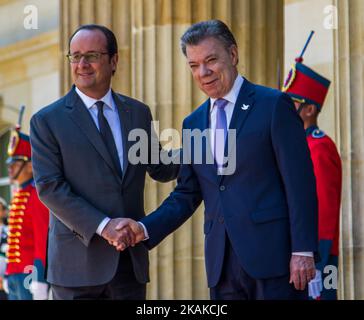 Der kolumbianische Präsident Juan Manuel Santos (R) empfängt seinen französischen Amtskollegen Francois Hollande (L) am 23. Januar 2017 in Bogota, Kolumbien. (Foto von Juan Torres/NurPhoto) *** Bitte nutzen Sie die Gutschrift aus dem Kreditfeld *** Stockfoto
