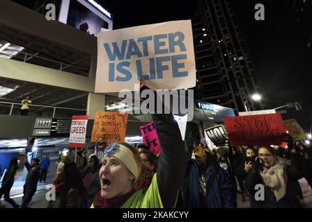 Demonstranten marschieren durch die Straßen von Los Angeles und protestieren gegen die Exekutivmaßnahmen von Präsident Donald TrumpÂ, um die Genehmigung der Dakota Access- und Keystone XL-Ölpipelines voranzutreiben. Los Angeles, Kalifornien. 24. Januar 2017. (Foto von Ronen Tivony/NurPhoto) *** Bitte benutzen Sie die Gutschrift aus dem Kreditfeld *** Stockfoto