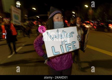 Demonstranten marschieren durch die Straßen von Los Angeles und protestieren gegen die Exekutivmaßnahmen von Präsident Donald TrumpÂ, um die Genehmigung der Dakota Access- und Keystone XL-Ölpipelines voranzutreiben. Los Angeles, Kalifornien. 24. Januar 2017. (Foto von Ronen Tivony/NurPhoto) *** Bitte benutzen Sie die Gutschrift aus dem Kreditfeld *** Stockfoto