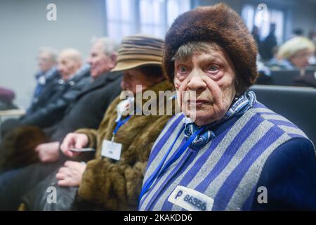 Auschwitz-Überlebende Krystyna Bogucka (rechts), im Blok 12 des ehemaligen Konzentrationslagers Auschwitz in Oswiecim bei der Eröffnung der "Archäologieausstellung", zum 72.. Jahrestag der Befreiung des deutschen Nazi-Todeslagers. Am Freitag, den 27. Januar 2017, in Oswiecim, Polen. Foto von Artur Widak *** Bitte nutzen Sie die Gutschrift aus dem Kreditfeld *** Stockfoto