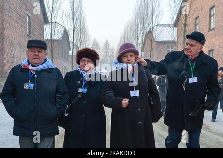 Auschwitz-Überlebende gehen in das ehemalige Konzentrationslager Auschwitz in Oswiecim, nachdem sie am 72.. Jahrestag der Befreiung des deutschen Nazi-Todeslagers gefallenen Kameraden am Hinrichtungsort Tribut zollen. Am Freitag, den 27. Januar 2017, in Oswiecim, Polen. Foto von Artur Widak *** Bitte nutzen Sie die Gutschrift aus dem Kreditfeld *** Stockfoto