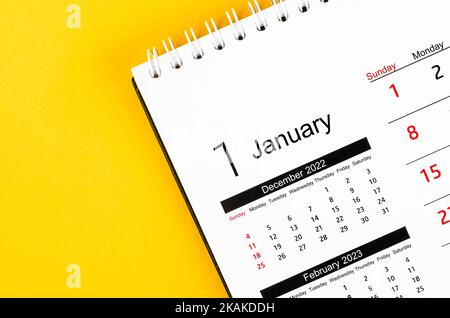 Nahaufnahme Januar 2023 Monatlicher Tischkalender für 2023 Jahre auf gelbem Hintergrund. Stockfoto