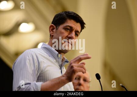 Der Sprecher des Repräsentantenhauses, Paul Ryan, und die Mehrheitsführerin des Senats, Mitch McConnell, bei einer Pressekonferenz während des GOP-Retreats am 26.. Januar 2017 in Philadelphia, Pennsylvania. Präsident Donald Trump, Vizepräsident Mike Pence, die britische Premierministerin Theresa May und der Ex-NFL-Spieler Payton Manning werden am Donnerstag erwartet, dass sie die Headline der gemeinsamen Konferenz zum Thema Republikanische Fragen des Kongresses von morgen bilden werden. (Foto von Bastiaan Slabbers/NurPhoto) *** Bitte nutzen Sie die Gutschrift aus dem Kreditfeld *** Stockfoto