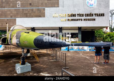 US Air Force Kampfjet und Besucher im war Remnants Museum, Ho Chi Minh City, Vietnam Stockfoto