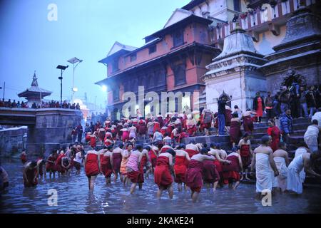 Nepalesische Anhänger nehmen während des Madhav Narayan Festivals oder Swasthani Brata Katha am Freitag, den 27. Januar 2017, am Pashupathnath Tempel, Kathmandu, heiligstes Bad. Nepalesische Hindu-Frauen beobachten ein Fasten und beten zur Göttin Swasthani für ein langes Leben ihrer Ehemänner und den Wohlstand ihrer Familie während einer einmonatigen Fastenfestfeier. (Foto von Narayan Maharjan/NurPhoto) *** Bitte nutzen Sie die Gutschrift aus dem Kreditfeld *** Stockfoto