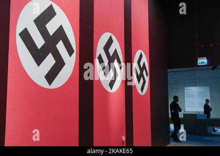 Museum des Zweiten Weltkriegs in Danzig - Nazi-Flaggen mit Hakenkreuz sind am 28. Januar 2017 in Danzig, Polen, zu sehen. Das Museum zeigt die Kriegserfahrungen Polens und der anderen Länder Ost-Mitteleuropas. (Foto von Michal Fludra/NurPhoto) *** Bitte nutzen Sie die Gutschrift aus dem Kreditfeld *** Stockfoto