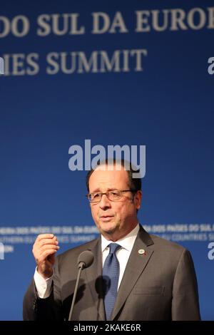 Der französische Präsident Francois Hollande gibt der Presse nach ihrem Treffen am 28. Januar 2017 im Kulturzentrum Belem in Lissabon, Portugal, eine gemeinsame Erklärung ab. Der portugiesische Premierminister Antonio Costa trifft sich mit den Staats- und Regierungschefs von sechs anderen südeuropäischen Ländern, darunter Frankreich und Italien, zu einem Gipfeltreffen, bei dem Maßnahmen zur Förderung des flagierenden Wachstums im Block und zur Bekämpfung der anhaltenden Migrationskrise erwartet werden. ( Foto von Pedro FiÃƒÂºza/NurPhoto) *** Bitte nutzen Sie die Gutschrift aus dem Kreditfeld *** Stockfoto