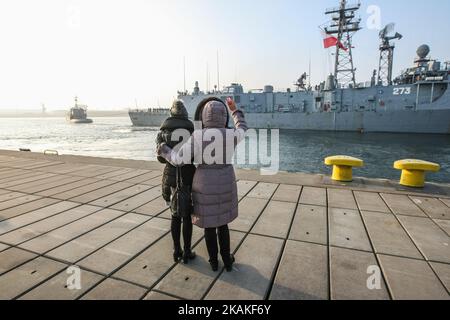 Verwandte, die Segler verabschieden, werden am 31. Januar 2017 in Gdynia, Polen, gesehen. Raketenfrigatte ORP General Tadeusz Kosciuszko nimmt an internationalen Manövern mit dem Namen TG-17 in den arktischen Gewässern der Nordsee und der Norwegischen See Teil. (Foto von Michal Fludra/NurPhoto) *** Bitte nutzen Sie die Gutschrift aus dem Kreditfeld *** Stockfoto