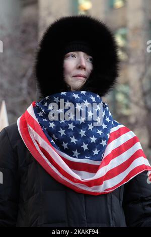 Eine Amerikanerin nimmt am 30. Januar 2017 an einem massiven Protest gegen das Reiseverbot von Präsident Trump vor dem US-Konsulat in der Innenstadt von Toronto, Ontario, Kanada, Teil. Kanadier protestierten mit Ländern auf der ganzen Welt gegen die Exekutivordnung des amerikanischen Präsidenten Donald Trump, die Bürger von sieben mehrheitlich muslimischen Ländern (Iran, Irak, Sudan, Somalia, Syrien, Jemen und Libyen) die Einreise in die Vereinigten Staaten für die nächsten drei Monate und das Verbot syrischer Flüchtlinge, auf unbestimmte Zeit nach Amerika einzureisen. (Foto by Creative Touch Imaging Ltd./NurPhoto) *** Bitte nutzen Sie die Gutschrift F Stockfoto