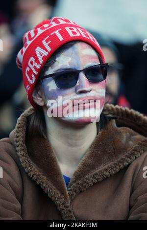 Protestierende, deren Gesicht mit der amerikanischen Flagge schmerzte, während eines massiven Protests gegen das Reiseverbot von Präsident Trump vor dem US-Konsulat in der Innenstadt von Toronto, Ontario, Kanada, am 30. Januar 2017. Kanadier protestierten mit Ländern auf der ganzen Welt gegen die Exekutivordnung des amerikanischen Präsidenten Donald Trump, die Bürger von sieben mehrheitlich muslimischen Ländern (Iran, Irak, Sudan, Somalia, Syrien, Jemen und Libyen) die Einreise in die Vereinigten Staaten für die nächsten drei Monate und das Verbot syrischer Flüchtlinge, auf unbestimmte Zeit nach Amerika einzureisen. (Foto von Creative Touch Imaging Ltd./NurPhoto) * Stockfoto