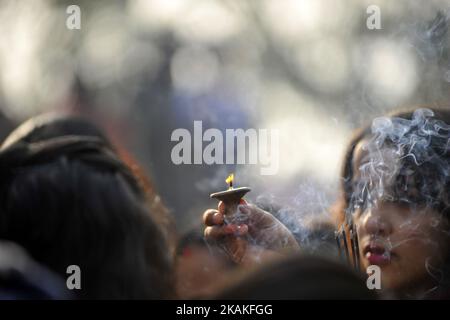 Ein nepalesischer Anhänger, der während des Basant Panchami- oder Shree Panchami-Festivals am Mittwoch, den 01. Februar 2017 in Kathmandu, Nepal, Butterlampen um die Räumlichkeiten des Tempels der Göttinnen-Göttin der Weisheit, anbot. (Foto von Narayan Maharjan/NurPhoto) *** Bitte nutzen Sie die Gutschrift aus dem Kreditfeld *** Stockfoto