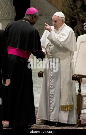 Papst Franziskus begrüßt die Bischöfe während seiner wöchentlichen Generalaudienz in der Aula Paul VI. Im Vatikan, am 01. Februar 2017. (Foto von Massimo Valicchia/NurPhoto) *** Bitte nutzen Sie die Gutschrift aus dem Kreditfeld *** Stockfoto