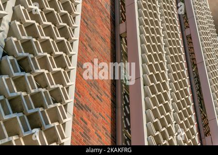 Nahaufnahme der Außenwand eines Gebäudes in der Innenstadt von Austin Texas. Fassade einer modernen Wohnung oder Büro in der Stadt mit roten Backsteinmauer und Stockfoto