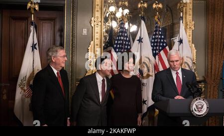 Am Dienstag, den 31. Januar (r-l), hat US-Vizepräsident Mike Pence im Zeremonialbüro des stellvertretenden PresidentÂ im Eisenhower-Exekutivbüro des Weißen Hauses eine Vereidigung von Frau Chao als Verkehrsministerin durchgeführt, wie ihr Vater James Chao und ihr Ehemann Senator Mitch McConnell im Zeremonialamt des stellvertretenden Präsidenten des Weißen Hauses bezeugen. (Foto von Cheriss May/NurPhoto) *** Bitte nutzen Sie die Gutschrift aus dem Kreditfeld *** Stockfoto