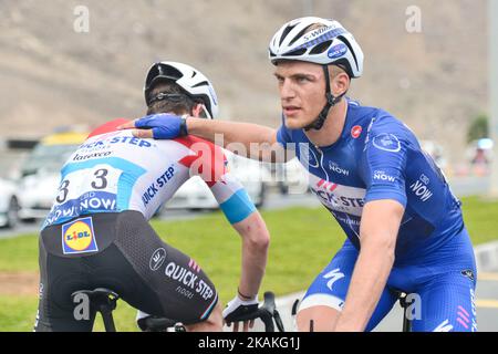 Der deutsche Marcel Kittel gratulierte einem Teamkollegen Bob Jungels von Quick-Step Floors, als er das Lider Blue Jersey nach der dritten Etappe der Dubai Silicon Oasis 2017, mit einem Start vom DIMS - Dubai International Marina Club, und dem Ziel in Al Aqah mit Blick auf den Golf von Oman, behält. Die Dubai Tour 2017 findet vom 31.. Januar bis 4.. Februar statt. Am Mittwoch, den 2. Februar 2017, in Al Aqah, VAE. Foto von Artur Widak *** Bitte nutzen Sie die Gutschrift aus dem Kreditfeld *** Stockfoto