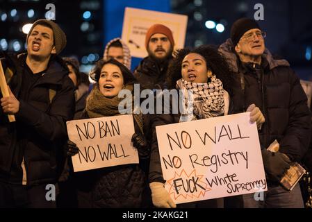 Hunderte von Demonstranten marschieren in Chicago aus Protest gegen die Anordnung von Präsident Trump, die Flüchtlinge und Reisende aus sieben überwiegend muslimischen Ländern am 1. Februar 2017 vorübergehend an der Einreise in die Vereinigten Staaten sperrt. (Foto von Max Herman/NurPhoto) *** Bitte nutzen Sie die Gutschrift aus dem Kreditfeld *** Stockfoto