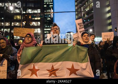 Hunderte von Demonstranten marschieren in Chicago aus Protest gegen die Anordnung von Präsident Trump, die Flüchtlinge und Reisende aus sieben überwiegend muslimischen Ländern am 1. Februar 2017 vorübergehend an der Einreise in die Vereinigten Staaten sperrt. (Foto von Max Herman/NurPhoto) *** Bitte nutzen Sie die Gutschrift aus dem Kreditfeld *** Stockfoto