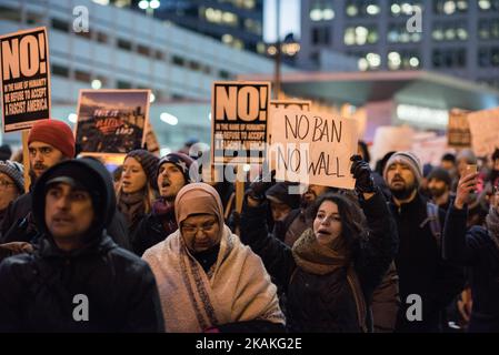 Hunderte von Demonstranten marschieren in Chicago aus Protest gegen die Anordnung von Präsident Trump, die Flüchtlinge und Reisende aus sieben überwiegend muslimischen Ländern am 1. Februar 2017 vorübergehend an der Einreise in die Vereinigten Staaten sperrt. (Foto von Max Herman/NurPhoto) *** Bitte nutzen Sie die Gutschrift aus dem Kreditfeld *** Stockfoto