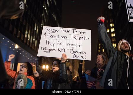 Hunderte von Demonstranten marschieren in Chicago aus Protest gegen die Anordnung von Präsident Trump, die Flüchtlinge und Reisende aus sieben überwiegend muslimischen Ländern am 1. Februar 2017 vorübergehend an der Einreise in die Vereinigten Staaten sperrt. (Foto von Max Herman/NurPhoto) *** Bitte nutzen Sie die Gutschrift aus dem Kreditfeld *** Stockfoto