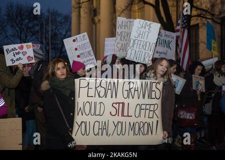 Mehrere hundert Personen demonstrierten am 1. Februar 2017 vor dem US-Konsulat in München gegen das Einwanderungs- und Flüchtlingsverbot von Donald Trumps in München am 1. Februar. Menschen waren waring Zeichen und skandierte Slogans. (Foto von David Speier/NurPhoto) *** Bitte nutzen Sie die Gutschrift aus dem Kreditfeld *** Stockfoto