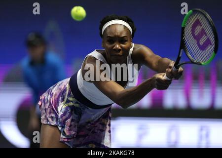 Venus Williams aus den USA gibt den Ball an Kristina Mladenovic aus Frankreich während des ATP-Tennisturniers St. Petersburg Ladies Trophy in St. Petersburg, Russland, am 02. Februar 2017 zurück. (Foto von Igor Russak/NurPhoto) *** Bitte nutzen Sie die Gutschrift aus dem Kreditfeld *** Stockfoto