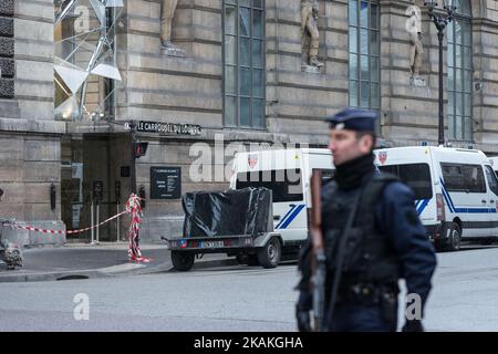 Die Polizei sicherte das Gebiet vor dem Louvre am 3. Februar 2017 in Paris, Frankreich. Ein französischer Soldat eröffnete das Feuer auf einen Mann, der eine Sicherheitspatrouille angegriffen hatte, während er versuchte, Zugang zum Louvre in Paris zu erhalten. Das Museum wurde evakuiert und die Anti-Terror-Einheit hat eine Untersuchung eingeleitet.(Foto: Julien Mattia/NurPhoto) *** Bitte benutzen Sie den Credit from Credit Field *** Stockfoto