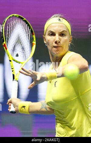 Svetlana Kuznetsova aus Russland gibt den Ball an Yulia Putintseva aus Kasachstan während ihres Viertelfinalkampfs beim St. Petersburg Ladies Trophy Tennisturnier am 3. Februar 2017 in St. Petersburg, Russland, zurück. (Foto von Mike Kireev/NurPhoto) *** Bitte nutzen Sie die Gutschrift aus dem Kreditfeld *** Stockfoto