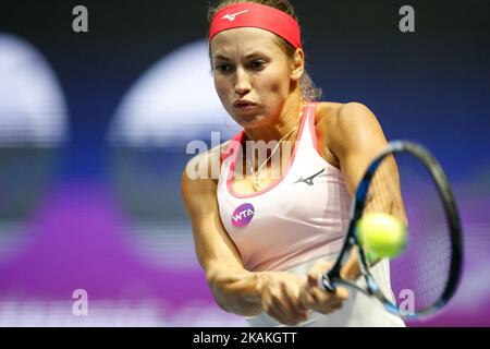 Yulia Putintseva aus Kasachstan gibt den Ball an Svetlana Kuznetsova aus Russland während ihres Viertelfinalkampfs beim St. Petersburg Ladies Trophy Tennisturnier am 3. Februar 2017 in St. Petersburg, Russland, zurück. (Foto von Mike Kireev/NurPhoto) *** Bitte nutzen Sie die Gutschrift aus dem Kreditfeld *** Stockfoto