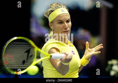 Svetlana Kuznetsova aus Russland gibt den Ball an Yulia Putintseva aus Kasachstan während ihres Viertelfinalkampfs beim St. Petersburg Ladies Trophy Tennisturnier am 3. Februar 2017 in St. Petersburg, Russland, zurück. (Foto von Mike Kireev/NurPhoto) *** Bitte nutzen Sie die Gutschrift aus dem Kreditfeld *** Stockfoto