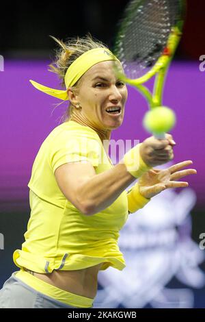 Svetlana Kuznetsova aus Russland gibt den Ball an Yulia Putintseva aus Kasachstan während ihres Viertelfinalkampfs beim St. Petersburg Ladies Trophy Tennisturnier am 3. Februar 2017 in St. Petersburg, Russland, zurück. (Foto von Mike Kireev/NurPhoto) *** Bitte nutzen Sie die Gutschrift aus dem Kreditfeld *** Stockfoto