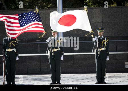 Die japanische und amerikanische Flagge ist während des Besuchs des US-Verteidigungsministers Jim Mattis im Verteidigungsministerium in Tokio, Japan, 4. Februar 2017 zu sehen.(Foto: Richard Atrero de Guzman/NurPhoto) *** Bitte benutzen Sie die Gutschrift aus dem Kreditfeld *** Stockfoto