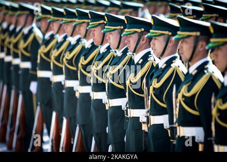 Die Ehrenmitglieder der japanischen Selbstverteidigungskräfte werden während einer Überprüfung mit dem US-Verteidigungsminister James Mattis und dem japanischen Minister Tomomi Inada im Verteidigungsministerium in Tokio, Japan, am 4. Februar 2017, gesehen. US-Verteidigungsminister James Mattis bei seinem zweitägigen offiziellen Besuch in Japan.(Foto: Richard Atrero de Guzman/NurPhoto) *** Bitte benutzen Sie die Gutschrift aus dem Kreditfeld *** Stockfoto