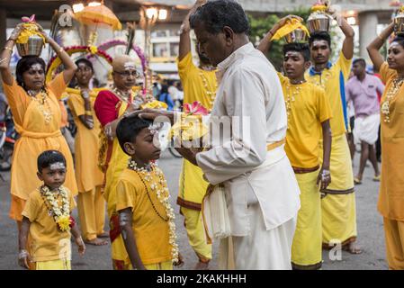 Malaysischer Hindu-Anhänger nimmt am 04. Februar 2017 am Thaipusam-Fest in den Batu-Höhlen in Malaysia Teil. Thaipusam wird von Anhängern des Hindu-gottes Murugan gefeiert und ist ein wichtiges Fest der tamilischen Gemeinschaft in Ländern wie Indien, Sri Lanka, Indonesien, Thailand, Malaysia, Und Singapur, in dem sich eifrige Anhänger mit Spikes durchbohren und an langen Prozessionen teilnehmen. (Foto von Chris Jung/NurPhoto) *** Bitte nutzen Sie die Gutschrift aus dem Kreditfeld *** Stockfoto