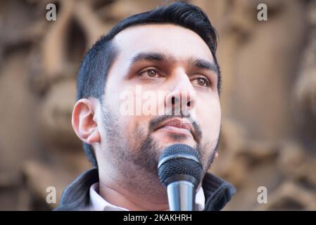 Tamoor Tariq, Mitglied des Bury Council for Redvales ward und Greater Manchester Lead für inländischen Missbrauch, spricht bei einer Anti-Trump Â‘muslimischen BanÂ’-Demonstration am Samstag, den 4. Februar 2017 in Manchester, Großbritannien. Die Demonstration, die in Solidarität mit anderen Demonstrationen in anderen Städten stattfand, wurde von Präsident Trump angeregt, der einen Exekutivbefehl unterzeichnete, der das gesamte US-Flüchtlingsprogramm untersagte und Personen aus dem Iran, dem Irak, Libyen, Somalia, dem Sudan, Syrien und Jemen sowie Menschen mit doppelter Nationalität. (Foto von Jonathan Nicholson/NurPhoto) *** Bitte nutzen Sie die Gutschrift aus dem Kreditfeld *** Stockfoto