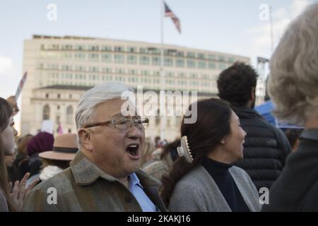 Der ehemalige kalifornische Kongressabgeordnete Mike Honda schließt sich den Demonstranten des muslimischen Reiseverbots von Präsident Donald Trump im Rathaus von San Francisco während einer friedlichen Demonstration am 4. Februar 2017 an (Foto: Yichuan Cao/NurPhoto) *** Bitte nutzen Sie die Gutschrift aus dem Credit Field *** Stockfoto