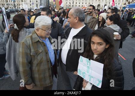 Der ehemalige kalifornische Kongressabgeordnete Mike Honda spricht während einer friedlichen Demonstration am 4. Februar 2017 mit Demonstranten über das muslimische Reiseverbot von Präsident Donald Trump im Rathaus von San Francisco (Foto: Yichuan Cao/NurPhoto) *** Bitte nutzen Sie die Gutschrift aus dem Credit Field *** Stockfoto