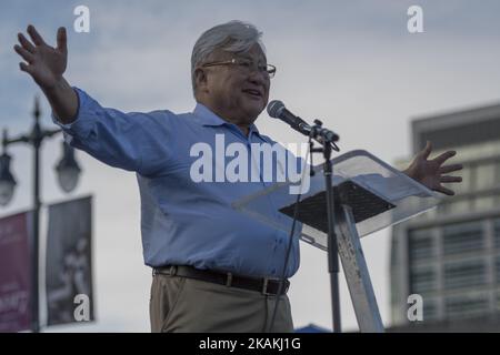 Der ehemalige kalifornische Kongressabgeordnete Mike Honda spricht während einer friedlichen Demonstration am 4. Februar 2017 im Rathaus von San Francisco mit Demonstranten über das muslimische Reiseverbot von Präsident Donald Trump (Foto: Yichuan Cao/NurPhoto) *** Bitte nutzen Sie die Gutschrift aus dem Credit Field *** Stockfoto