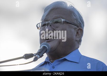 Der ehemalige kalifornische Kongressabgeordnete Mike Honda spricht während einer friedlichen Demonstration am 4. Februar 2017 im Rathaus von San Francisco mit Demonstranten über das muslimische Reiseverbot von Präsident Donald Trump (Foto: Yichuan Cao/NurPhoto) *** Bitte nutzen Sie die Gutschrift aus dem Credit Field *** Stockfoto