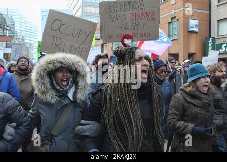 Während des National Day of Action Against Islamophobia and White Supremacy in Downtown Toronto, Ontario, Kanada, am 04. Februar 2017 protestieren Frauen massiv gegen das Reiseverbot von Präsident Trump für Muslime. Kanadier protestierten mit Ländern auf der ganzen Welt gegen die Exekutivordnung des amerikanischen Präsidenten Donald Trump, die Bürger von sieben mehrheitlich muslimischen Ländern (Iran, Irak, Sudan, Somalia, Syrien, Jemen und Libyen) die Einreise in die Vereinigten Staaten für die nächsten drei Monate und das Verbot der Einreise syrischer Flüchtlinge auf unbestimmte Zeit zu verhindern Stockfoto