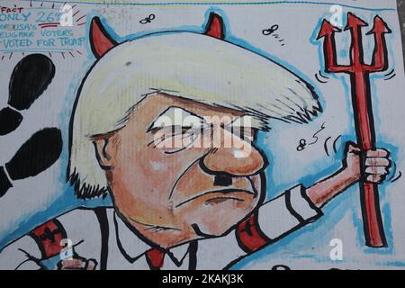 Zeichen beim Vergleich von Präsident Donald Trump mit Adolf Hitler und dem Teufel, während Tausende von Kanadiern am 04. Februar 2017 am Nationalen Aktionstag gegen Islamophobie und Weiße Suprematie in der Innenstadt von Toronto, Ontario, Kanada, an einem massiven Protest gegen das Reiseverbot von Präsident Trump für Muslime teilnehmen. Kanadier protestierten mit Ländern auf der ganzen Welt gegen die Exekutivordnung des amerikanischen Präsidenten Donald Trump, die Bürger von sieben mehrheitlich muslimischen Ländern (Iran, Irak, Sudan, Somalia, Syrien, Jemen und Libyen) die Einreise in die Vereinigten Staaten für die nächsten drei Monate und das Verbot Stockfoto