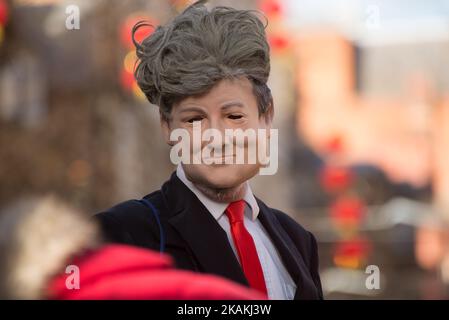 Eine Person in einem Donald Trump-Kostüm nimmt an einer Anti-Trump Â‘muslimischen BanÂ’-Demonstration am Samstag, den 4. Februar 2017 in Manchester, Großbritannien, Teil. Die Demonstration, die in Solidarität mit anderen Demonstrationen in anderen Städten stattfand, wurde von Präsident Trump angeregt, der einen Exekutivbefehl unterzeichnete, der das gesamte US-Flüchtlingsprogramm untersagte und Personen aus dem Iran, dem Irak, Libyen, Somalia, dem Sudan, Syrien und Jemen sowie Menschen mit doppelter Nationalität. (Foto von Jonathan Nicholson/NurPhoto) *** Bitte nutzen Sie die Gutschrift aus dem Kreditfeld *** Stockfoto