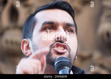 Tamoor Tariq, Mitglied des Bury Council for Redvales ward und Greater Manchester Lead für inländischen Missbrauch, spricht bei einer Anti-Trump Â‘muslimischen BanÂ’-Demonstration am Samstag, den 4. Februar 2017 in Manchester, Großbritannien. Die Demonstration, die in Solidarität mit anderen Demonstrationen in anderen Städten stattfand, wurde von Präsident Trump angeregt, der einen Exekutivbefehl unterzeichnete, der das gesamte US-Flüchtlingsprogramm untersagte und Personen aus dem Iran, dem Irak, Libyen, Somalia, dem Sudan, Syrien und Jemen sowie Menschen mit doppelter Nationalität. (Foto von Jonathan Nicholson/NurPhoto) *** Bitte nutzen Sie die Gutschrift aus dem Kreditfeld *** Stockfoto