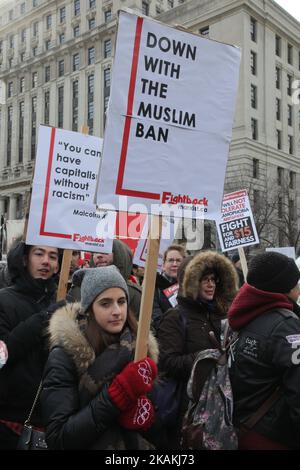 Frau hält ein Schild mit der Aufschrift „nieder mit dem muslimischen Verbot“, während Tausende von Kanadiern am 04. Februar 2017 am Nationalen Aktionstag gegen Islamophobie und Weiße Suprematie in der Innenstadt von Toronto, Ontario, Kanada, an einem massiven Protest gegen das Reiseverbot von Präsident Trump gegen Muslime teilnehmen. Kanadier protestierten mit Ländern auf der ganzen Welt gegen die Exekutivordnung des amerikanischen Präsidenten Donald Trump, die Bürger von sieben mehrheitlich muslimischen Ländern (Iran, Irak, Sudan, Somalia, Syrien, Jemen und Libyen) die Einreise in die Vereinigten Staaten für die nächsten drei Monate und das Verbot syrischer Flüchtlinge verbietet Stockfoto