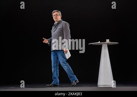 Jean-luc Melenchon, Anführer von „France Insoumise“ („rebellisches Frankreich auf englisch – äußerste Linke Seite), gibt während seines Treffens zu den französischen Präsidentschaftswahlen in Lyon am Sonntag, dem 5.. Februar 2017, eine Erklärung ab. Rund 12 000 Personen unterstützen das Treffen. Es war das erste Mal in Frankreich, dass ein Politiker in der gleichen Zeit in Lyon und Paris dank Hologramm-Technologie ein Treffen gibt. (Foto von Michaud Gael/NurPhoto) *** Bitte nutzen Sie die Gutschrift aus dem Kreditfeld *** Stockfoto