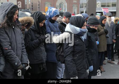 Muslime beten vor dem US-Konsulat, bevor sie einen massiven Protest gegen das Reiseverbot von Präsident Trump gegen Muslime während des Nationalen Aktionstages gegen Islamophobie und Weiße Suprematie in der Innenstadt von Toronto, Ontario, Kanada, am 04. Februar 2017 beginnen. Kanadier protestierten mit Ländern auf der ganzen Welt gegen die Exekutivordnung des amerikanischen Präsidenten Donald Trump, die Bürger von sieben mehrheitlich muslimischen Ländern (Iran, Irak, Sudan, Somalia, Syrien, Jemen und Libyen) die Einreise in die Vereinigten Staaten für die nächsten drei Monate und das Verbot syrischer Flüchtlinge, auf unbestimmte Zeit in Amerika einzureisen Stockfoto