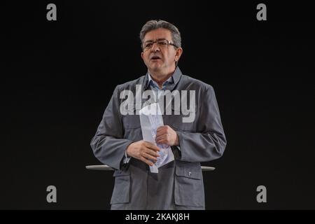 Jean-luc Melenchon, Anführer von „France Insoumise“ („rebellisches Frankreich auf englisch – äußerste Linke Seite), gibt während seines Treffens zu den französischen Präsidentschaftswahlen in Lyon am Sonntag, dem 5.. Februar 2017, eine Erklärung ab. Rund 12 000 Personen unterstützen das Treffen. Es war das erste Mal in Frankreich, dass ein Politiker in der gleichen Zeit in Lyon und Paris dank Hologramm-Technologie ein Treffen gibt. (Foto von Michaud Gael/NurPhoto) *** Bitte nutzen Sie die Gutschrift aus dem Kreditfeld *** Stockfoto