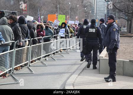 Die Polizei wacht vor dem US-Konsulat, während Tausende von Kanadiern am 04. Februar 2017 am Nationalen Aktionstag gegen Islamophobie und Weiße Suprematie in der Innenstadt von Toronto, Ontario, Kanada, an einem massiven Protest gegen das Reiseverbot von Präsident Trump gegen Muslime teilnehmen. Kanadier protestierten mit Ländern auf der ganzen Welt gegen die Exekutivordnung des amerikanischen Präsidenten Donald Trump, die Bürger von sieben mehrheitlich muslimischen Ländern (Iran, Irak, Sudan, Somalia, Syrien, Jemen und Libyen) die Einreise in die Vereinigten Staaten für die nächsten drei Monate und das Verbot syrischer Flüchtlinge aus i zu verhindern Stockfoto