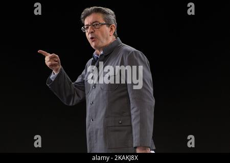 Jean-luc Melenchon, Anführer von „France Insoumise“ („rebellisches Frankreich auf englisch – äußerste Linke Seite), gibt während seines Treffens zu den französischen Präsidentschaftswahlen in Lyon am Sonntag, dem 5.. Februar 2017, eine Erklärung ab. Rund 12 000 Personen unterstützen das Treffen. Es war das erste Mal in Frankreich, dass ein Politiker in der gleichen Zeit in Lyon und Paris dank Hologramm-Technologie ein Treffen gibt. (Foto von Michaud Gael/NurPhoto) *** Bitte nutzen Sie die Gutschrift aus dem Kreditfeld *** Stockfoto